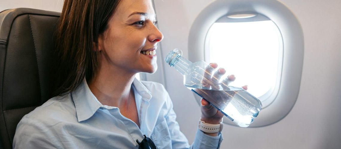 Déshydratation en avion : les bons gestes à adopter Déshydratation en avion : les bons gestes à adopter